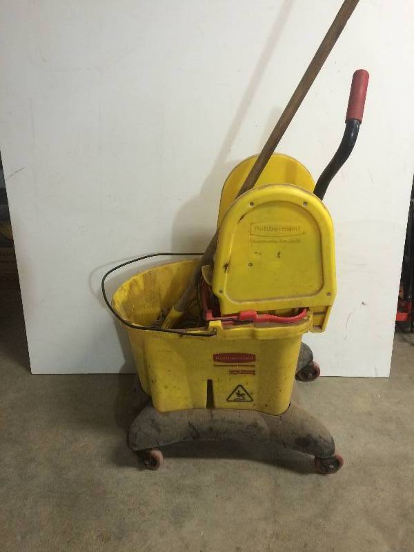 lot 61 image: Rubbermaid Mop Bucket