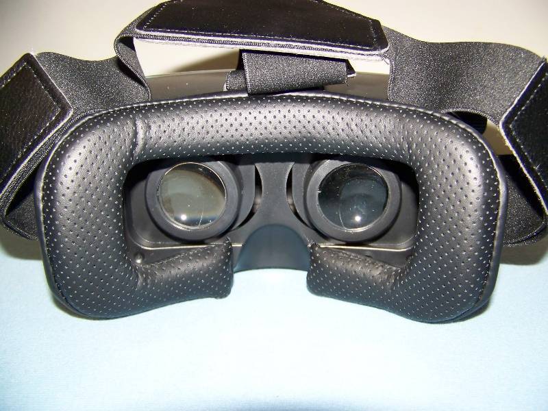 lot 15 image: Utopia 360, Virtual Reality 3D Headset in Original Box