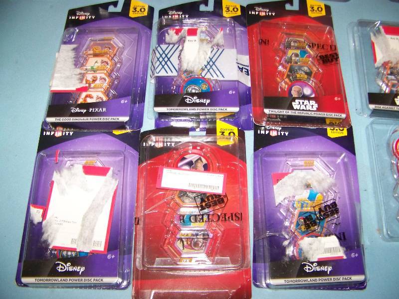 lot 21 image: (13) Disney Infinity, Star Wars and Marvel Heroes, Game Characters and Power Disc Packs in Original Packaging