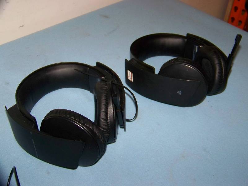 lot 35 image: (3) Gaming Headsets