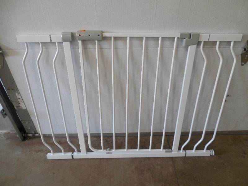 lot 32 image: alcove Adjustable Pet Gate