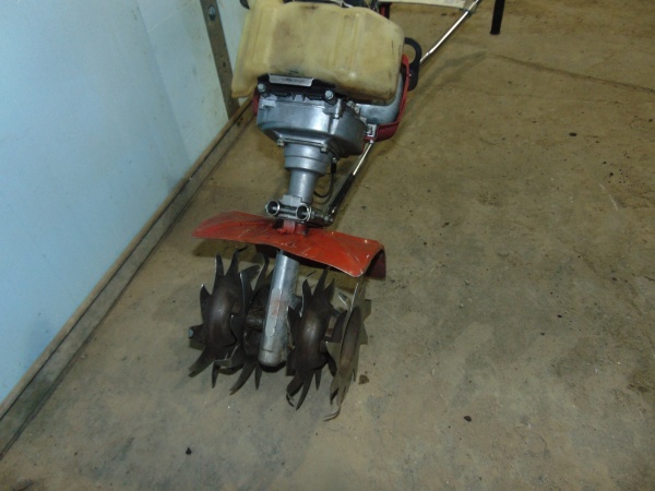 lot 20 image: Mantis 12 Tiller With 4-Stroke Honda Motor