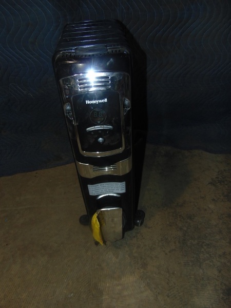 lot 28 image: Honeywell Radiator Heater