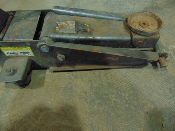 lot 74 image: Floor Jack