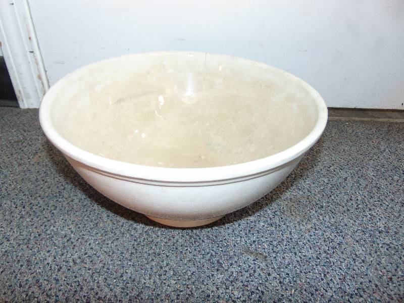 lot 103 image: Cartwright Brothers Collectible Bowl