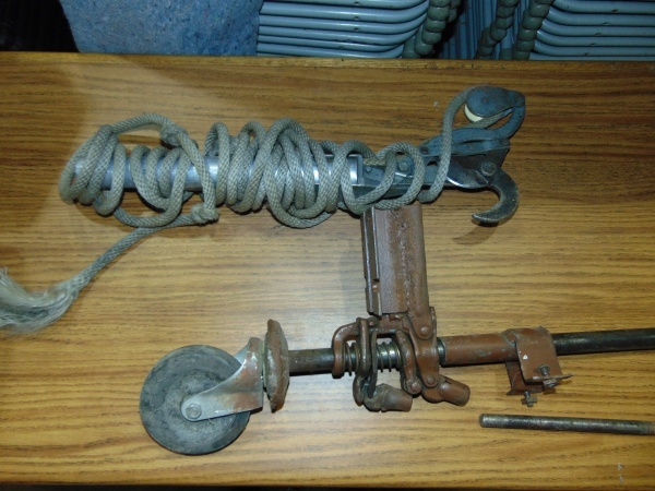 lot 118 image: Tree Trimmer and Leveling Jack