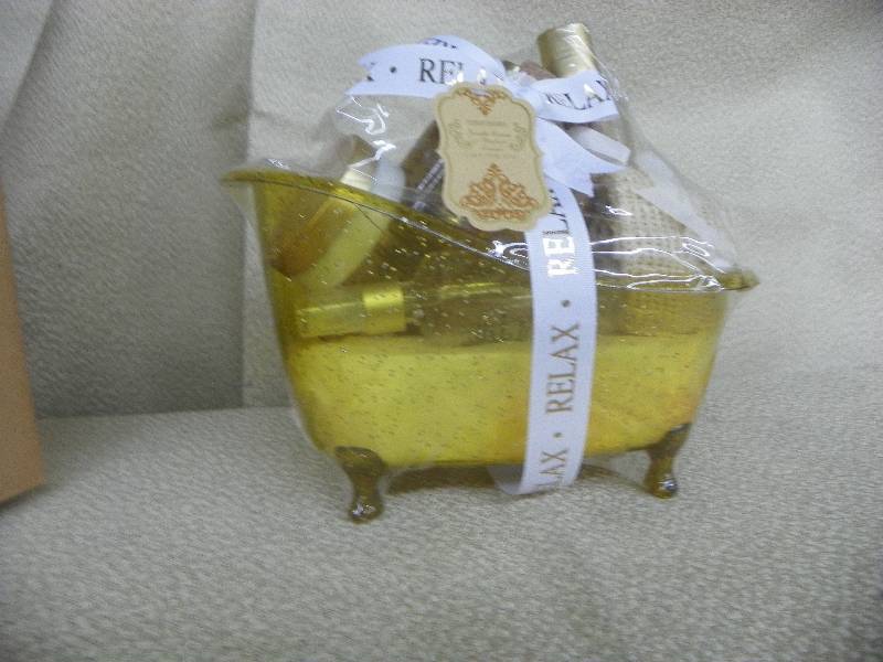 lot 502 image: Vanilla Scented Bath Tub Set, MSRP $24.99