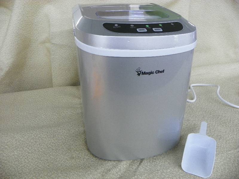 lot 515 image: Magic Chef Portable Ice Maker Silver, MSRP $199.99