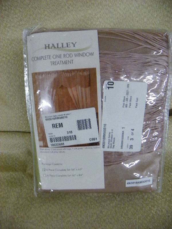 lot 525 image: McLeland Halley 56x63 Window In A Bag Mauve, MSRP $44.99