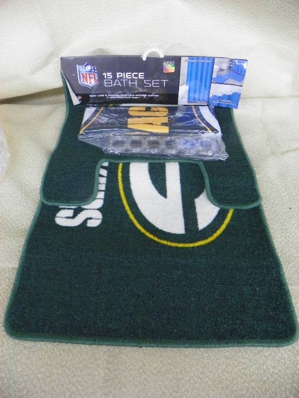 lot 530 image: NFL Bath Ensemble Packers, MSRP $69.99