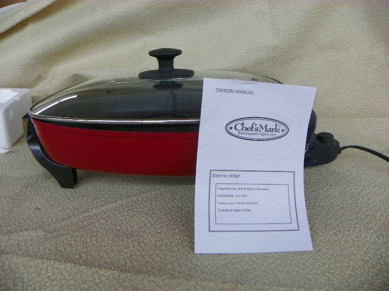 lot 538 image: Chefs Mark 16 Jumbo Electric skillet red, MSRP $54.99