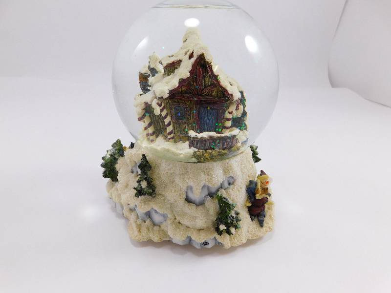 lot 31 image: Boyds Bear Collection Light-Up Musical Glitter Globe - Tested, Works