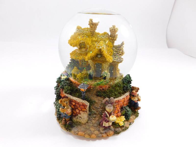 lot 33 image: Boyds Bear Collection Musical Glitter Globe