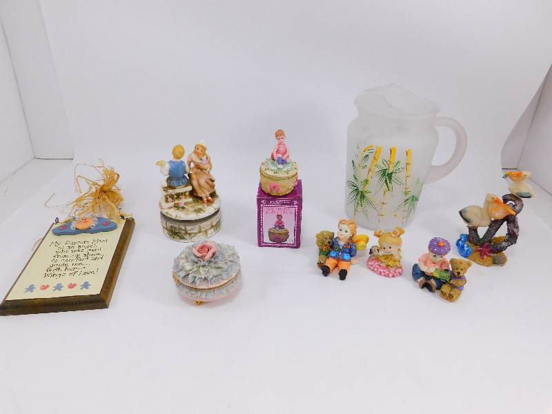 lot 53 image: Lot of Collectible Figurines