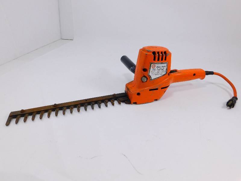 lot 55 image: Black  Decker 13 Single-Edge Shrub & Hedge Trimmer - Works