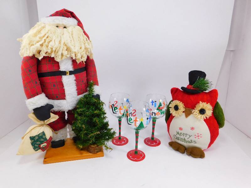 lot 64 image: Lot of Christmas Items