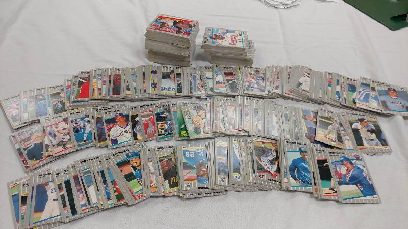 700 Baseball Trading Cards