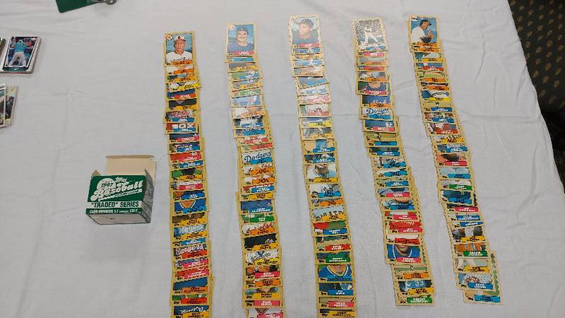 Approx. 132 - 1987 Baseball Trading Cards