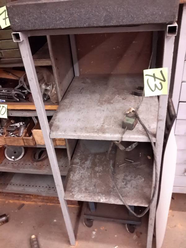 lot 73 image: SURFACE PLATE.  Has Magnifying lights.. Bulb needs to be replaced