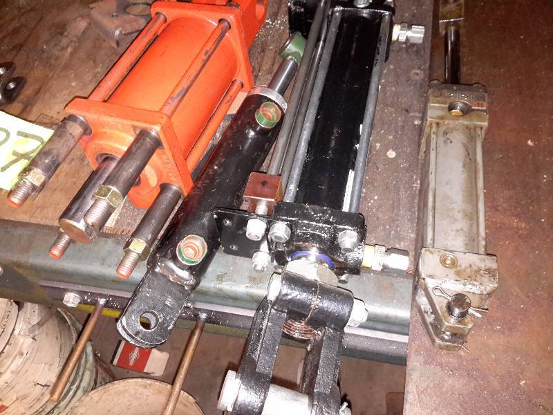 lot 127 image: Misc hydraulic cylinders as pictured.