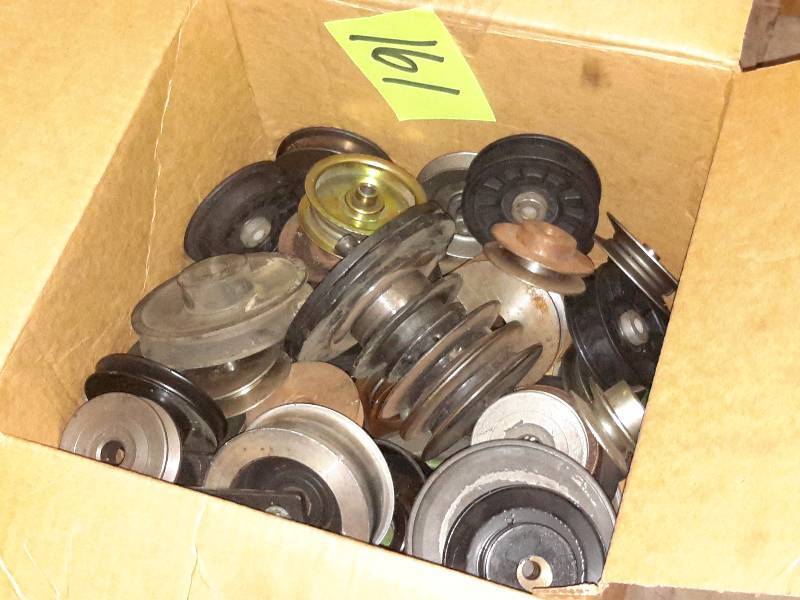 lot 161 image: Box of pulleys