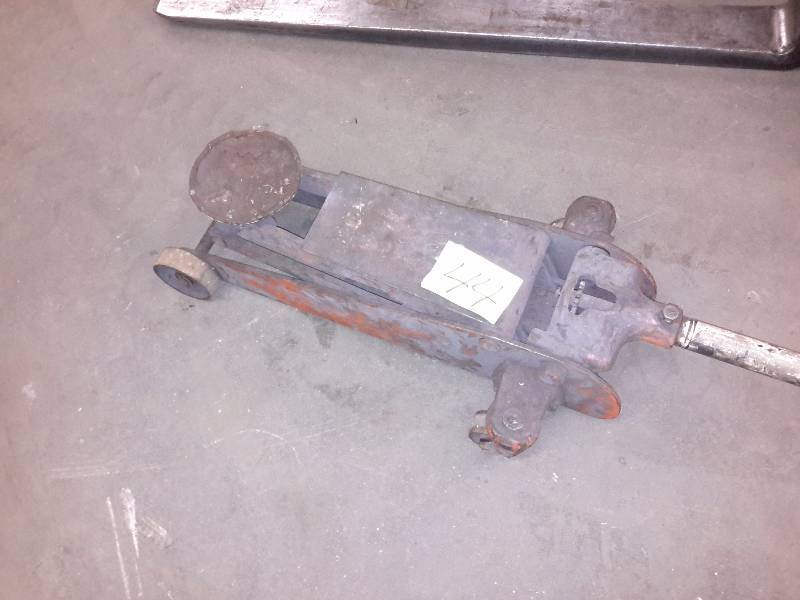 lot 31B image: Floor Jack.. No markings