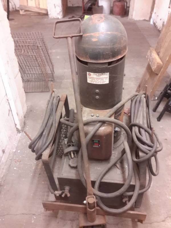 lot 28 image: Vintage LINCOLN Stick Welder.  200 AMP.. 220, 3 Phase.. On cart