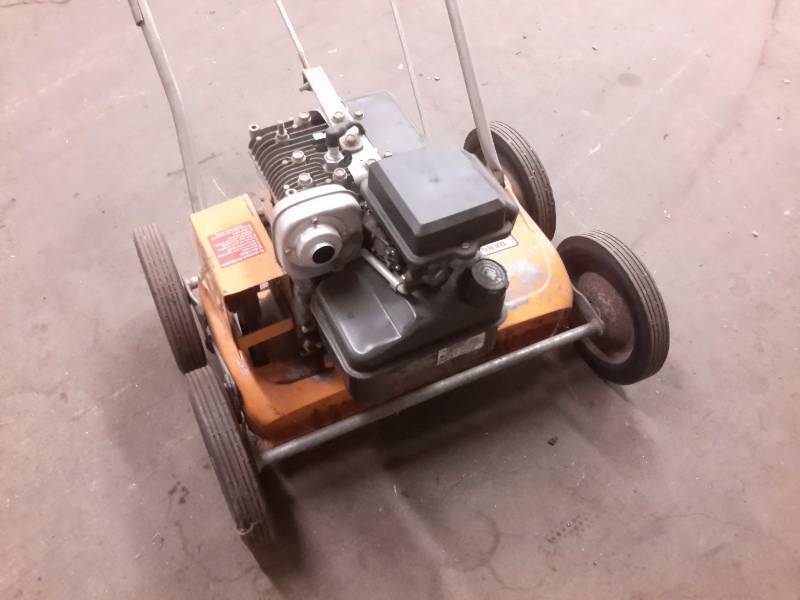 lot 24 image: Slice and Rake Dethatcher.. Extra Blades.. 5 H.P. Briggs and Stratton