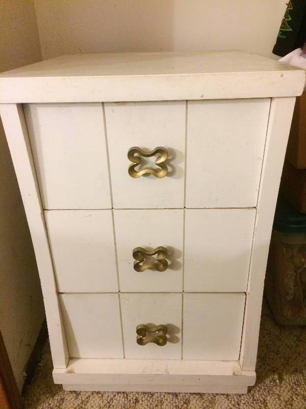 lot 15 image: Mid Century Modern 1950s End Table Night Stand 3 Drawer - Check Out The Drawer Pulls Very Solid Craftsmanship