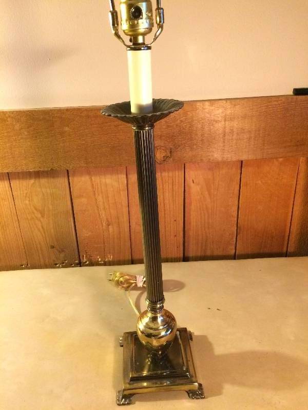 lot 48 image: Collectible Beautiful Brass Lamp