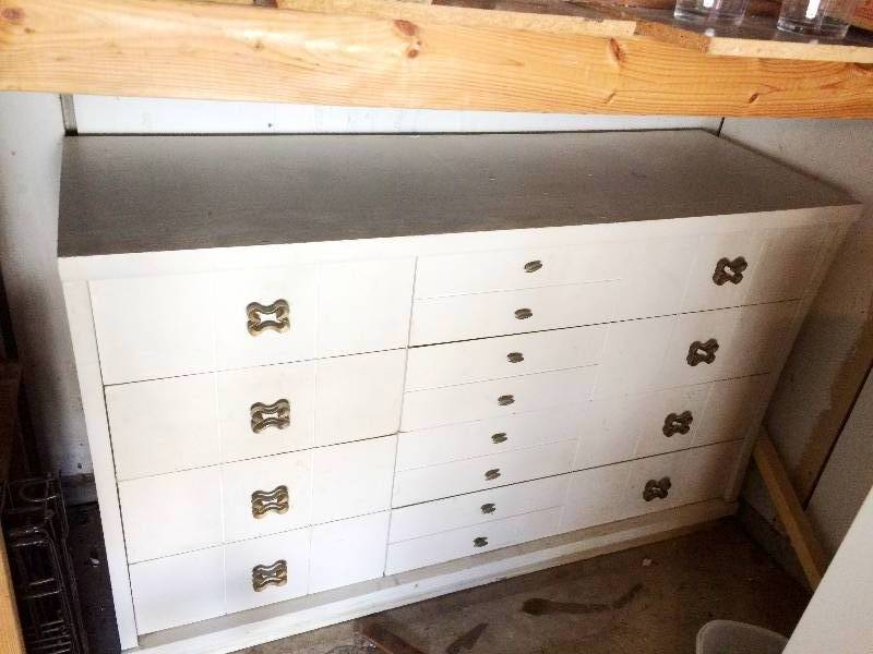 lot 18 image: Mid Century Modern 1950s Dresser - Check Out The Drawer Pulls Very Solid Craftsmanship