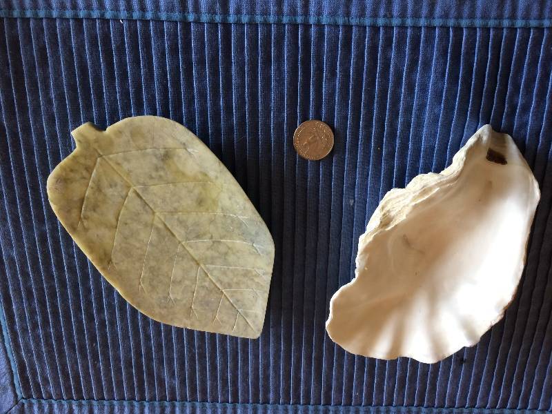 lot 38 image: Collectible Vintage Mollusk Sea Shell & Marble or Soap Stone Leaf