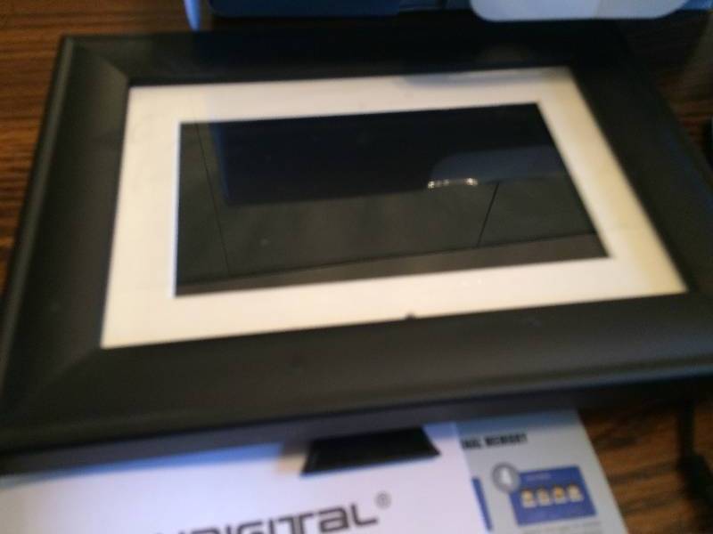 lot 49 image: Digital Picture Frame & GPS System - Both Work