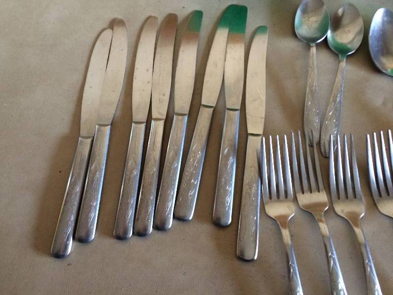 lot 64 image: Collectible Vintage Flatware