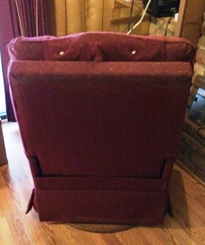 lot 129 image: Maroon Cloth Recliner