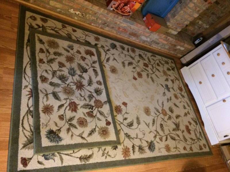 lot 131 image: 2 Beautiful Matching Floor Area Rugs One Large & One Small - Excellent Condition - No Stains