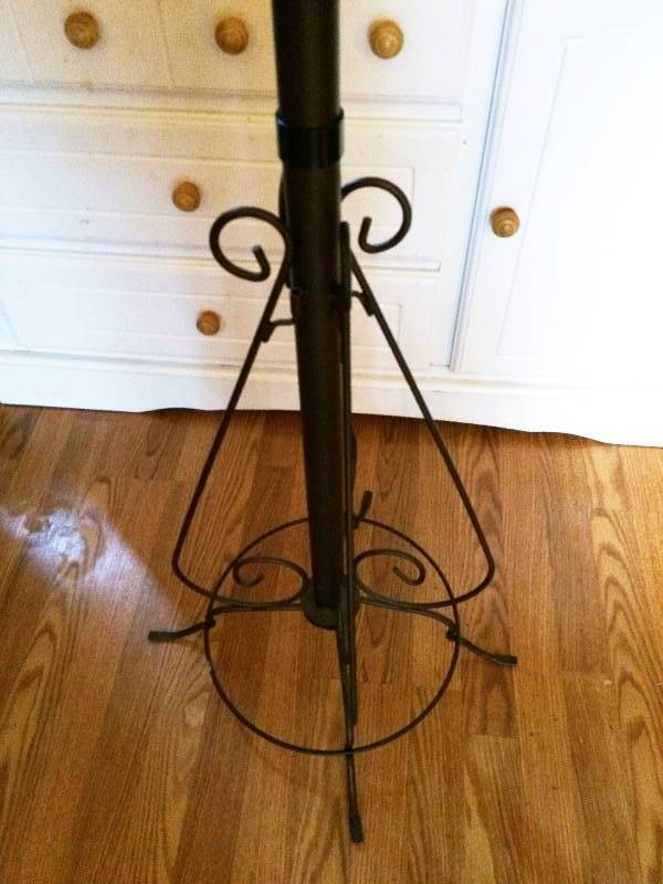 lot 137 image: Home Decor Super Nice Iron Coat Tree - Excellent Condition