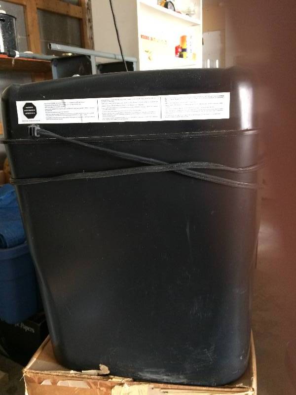 lot 149 image: Aurora Paper Credit Card Heavy Duty Shredder - Works Great