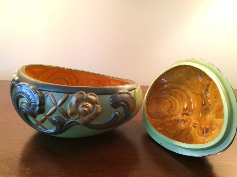 lot 107 image: Giant Vintage Hand Painted Ceramic Easter Egg With Lid - Minor Chipping On Interior Edge - Approximately 10 Long