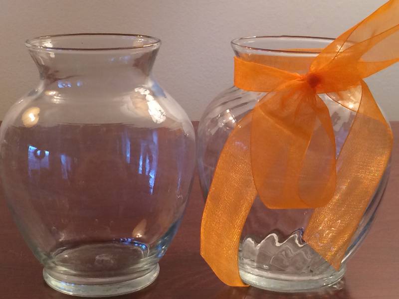 lot 85 image: 5 Glass Vases - No Chips