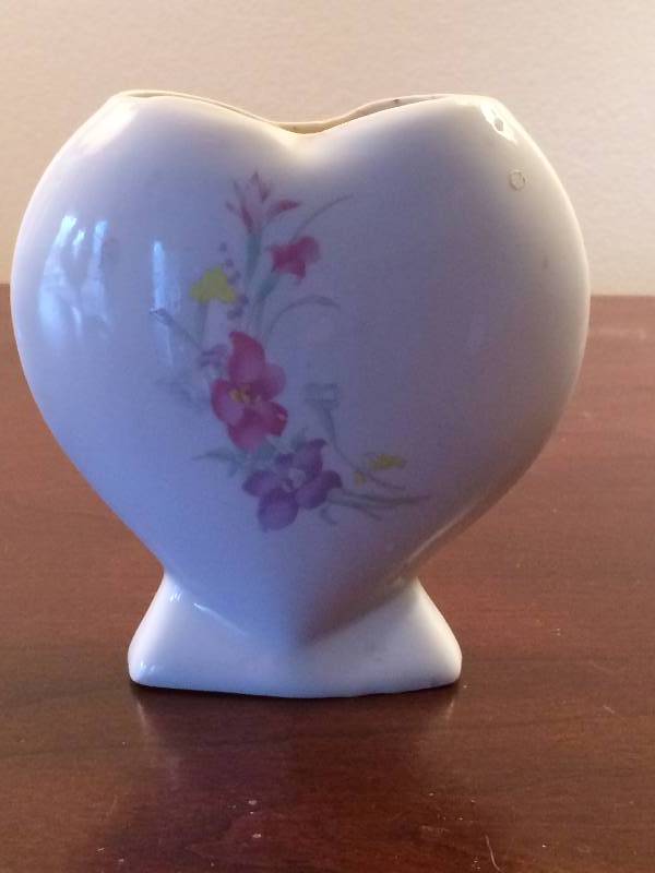 lot 84 image: 3 Vintage Vases - Murano Italy Blown Art Glass Green, Blue & White Spotted Splatter Vase Plus Majolica Floral Vase & Heart Vase