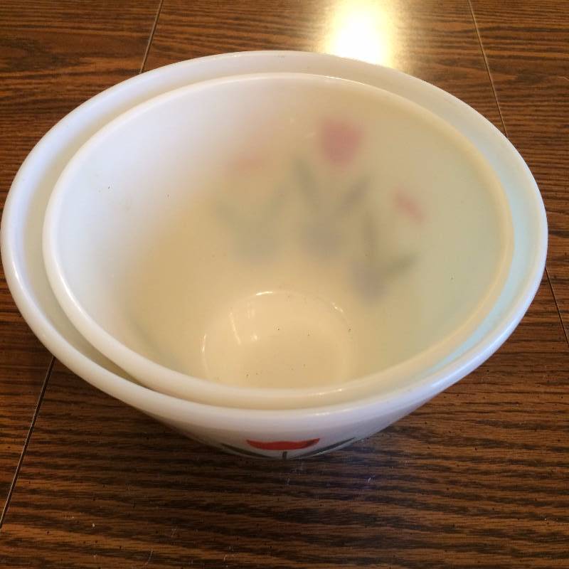 lot 184 image: Collectible VINTAGE FIRE-KING OVEN WARE NESTING TULIP MIXING BOWLS Set 2 Rare Retro Kitchen LARGE & MEDIUM