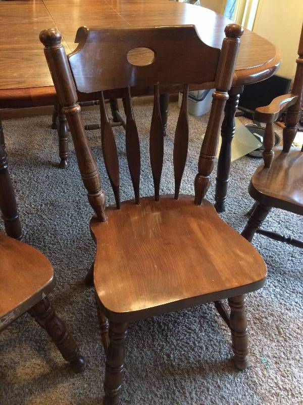 lot 185 image: Collectible Mid Century Vintage 1950s Colonial Solid Wood Turned Legs Dining Set With 2 Captains Wooden Barrel Tavern Chairs & 4 Side Chairs 2 Extra Leafs - Table Top Nice - Chairs Have Scuffs Consistent With Age