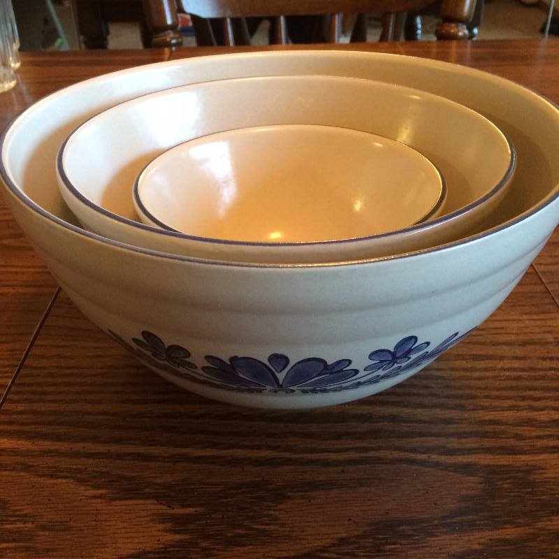 lot 44 image: Pfaltzgraff Yorktowne Set of 3 Nesting Mixing Bowls Stacking Stackable Bowls - Excellent - Like New Condition