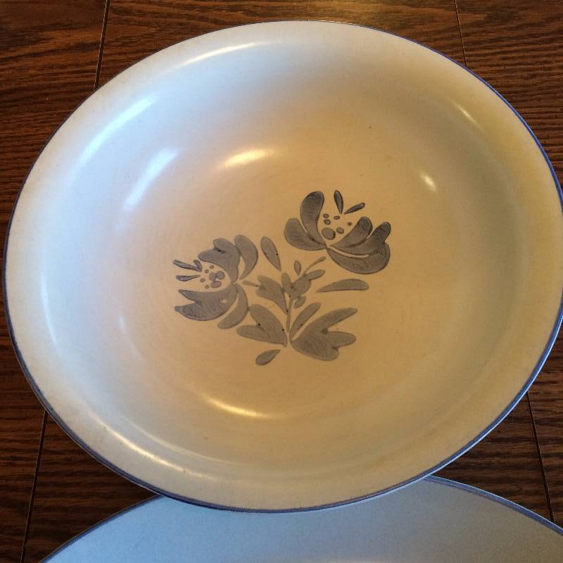 lot 45 image: Pfaltzgraff Yorktowne Super Large Shallow Serving Bowl & Super Large Oval Platter - Excellent Condition No Chips