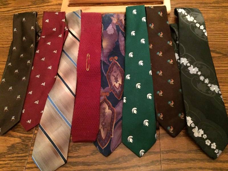 lot 207 image: Collectible Vintage Ties With Tie Rack - Foursome Galvani Lands End Pintail Etc - Super Condition