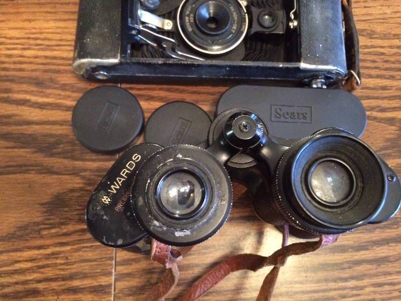 lot 210 image: Vintage Collectible Binoculars & Camera - See Pictures - Camera Has Film Inside.