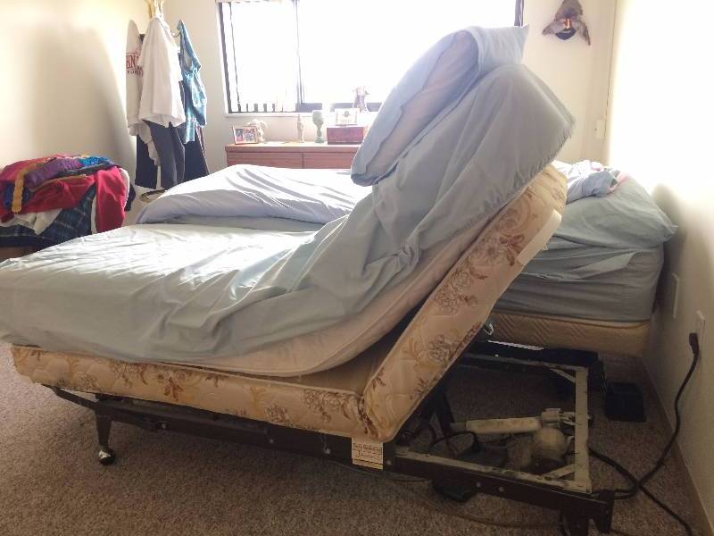 lot 225 image: WOW $$$$ Craftmatic Electric Adjustable Twin Bed Head, Knee & Leg Lift - Great For Sleep Disturbance & Back Issues Includes Remote - Excellent Working Condition