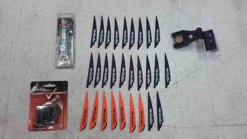 lot 13 image: Bow hunting Accessories