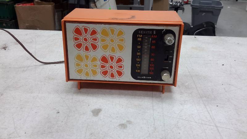 lot 29 image: Zenith Solid state tube radio - works